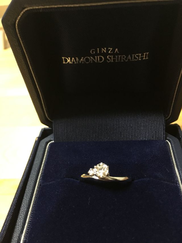 ダイヤモンドシライシで購入した婚約指輪です。