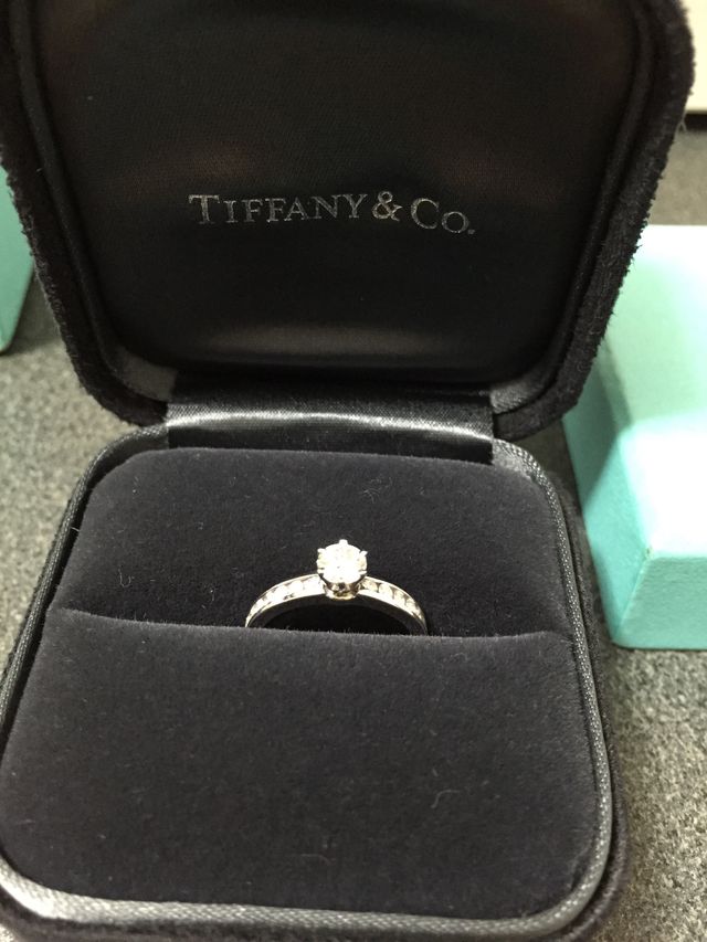 大きいダイヤが1つと小さいダイヤが14個埋め込まれています