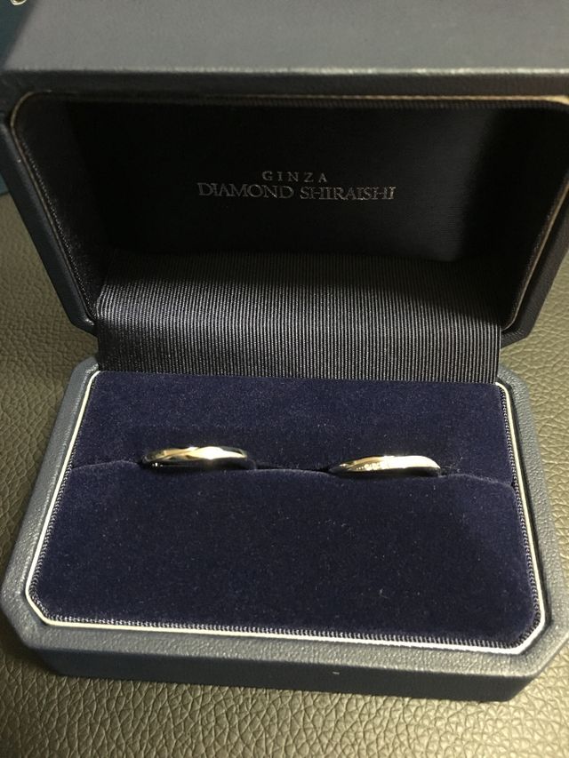 リングの幅は細めで、指に馴染みます。