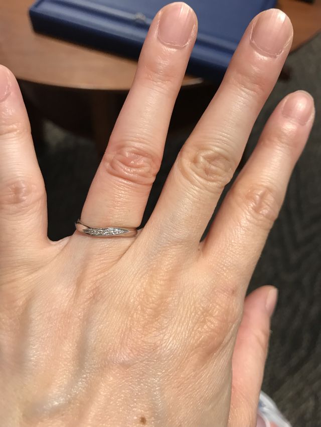 シンプルなデザインですが小さなダイヤモンドが入っています。