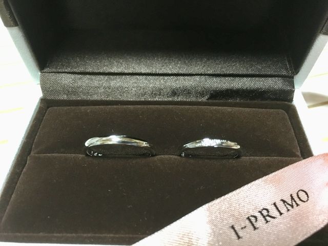 ケイローンのペアリング。それぞれに入った二本の線が素敵です。