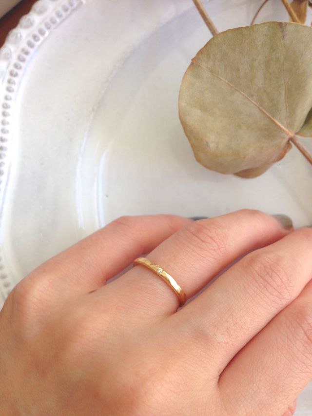柔らかな質感と手肌になじむゴールド