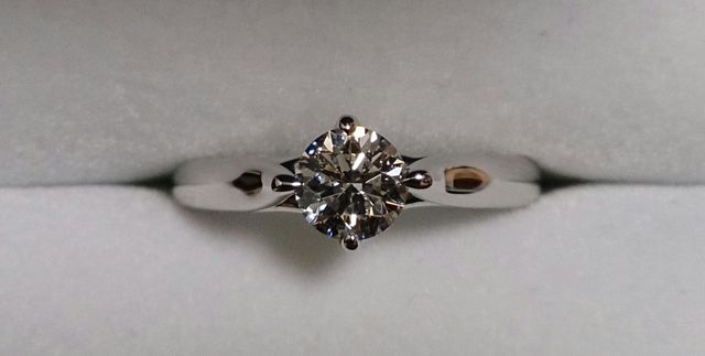 シンプルですが、ダイヤが0.5ctなので存在感があります。