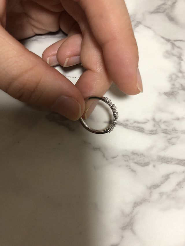 ダイヤが大小ついておりキラキラしてます。