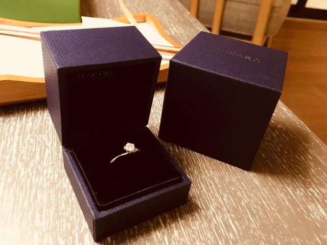 エンゲージリングです。箱もシンプルでとっても可愛いです。