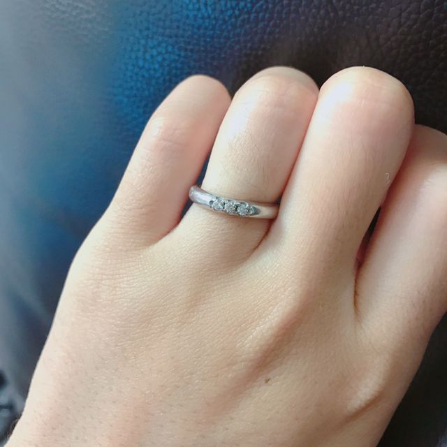 ダイヤが３つ入った結婚指輪