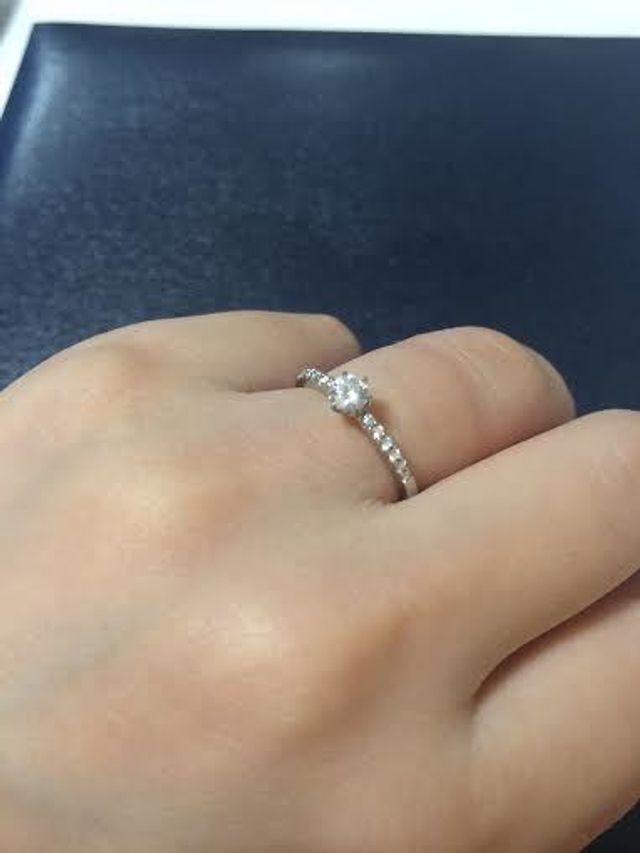 ０．２３カラット、ダイヤモンド計０．０８カラットです。