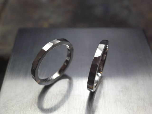ヘアライン加工をした鎚目リング。デザインはお揃いです。