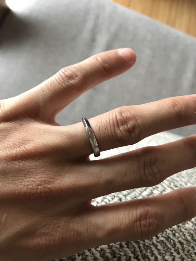 見る角度で表情が変わる点が気に入り購入しました。