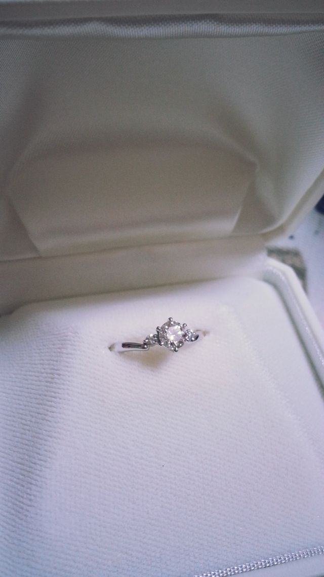 箱に入れた状態の指輪です。