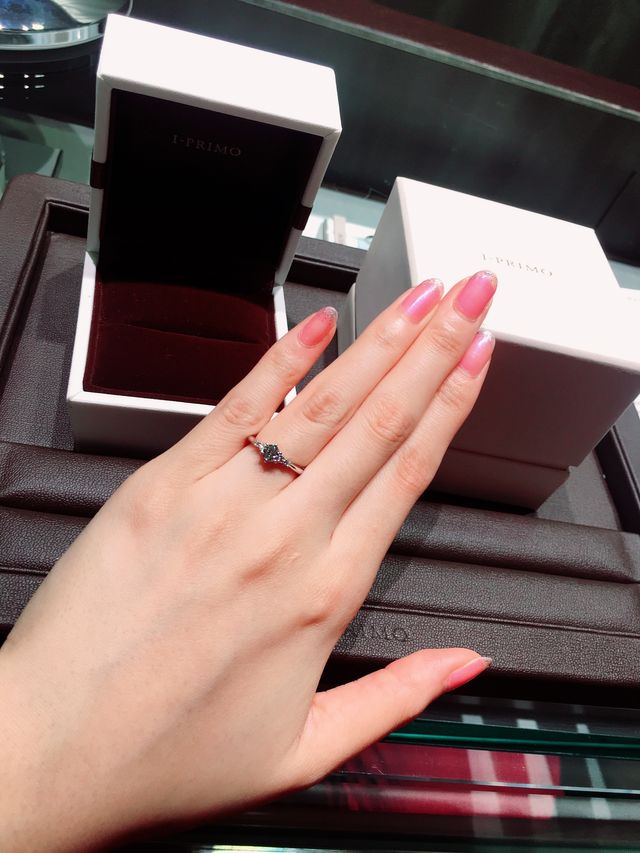 左右のダイヤ留めが星座のオリオン座の配置に。