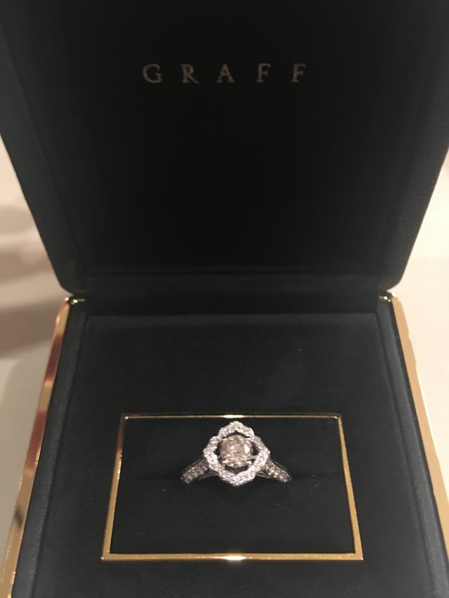 周りのダイヤも合わせて1カラット以上はあったと思います。