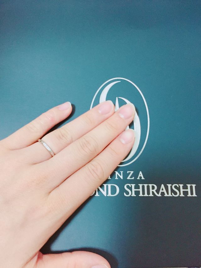 指が華麗に見えてダイヤの輝きもとても綺麗です