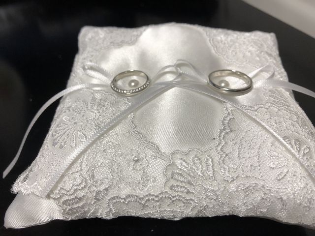 就寝時はいただいたリングピローにのせてます。