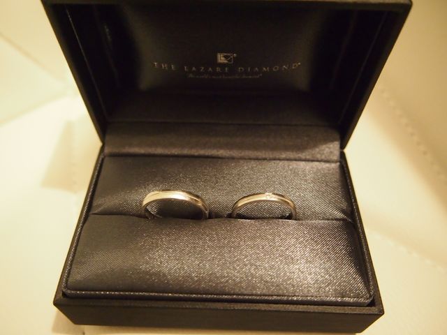 ミル打ちが入っている、太めのデザインのプラチナリングです。