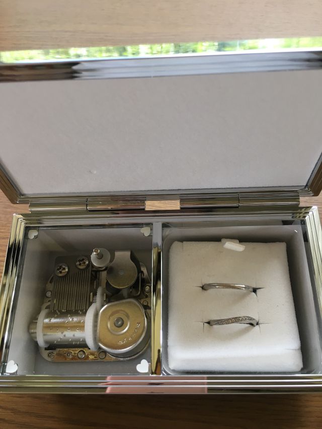 指が細く見える波のデザインでダイヤモンドが入っています。