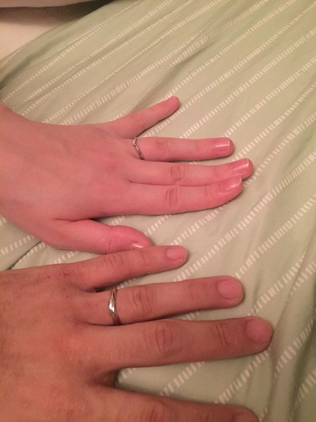 指輪を受け取り、夫婦ではめてみた写真。
