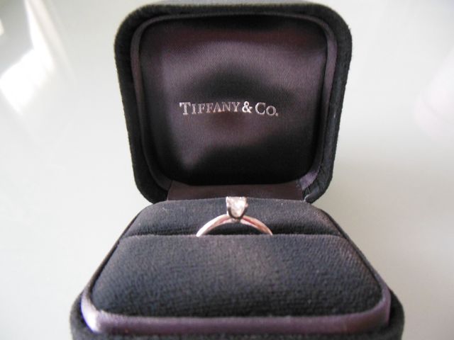 シンプルなスクエアのストーンがついたデザイン