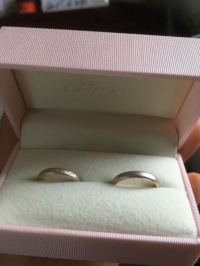 女性の方には、花柄が彫られていてダイアとは違う美しさがある。