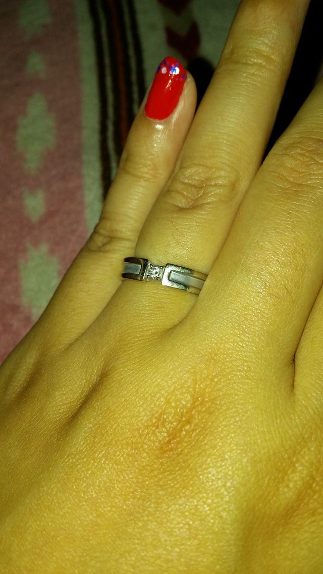 小さいダイヤ付き。刻印は結婚記念日とイニシャル。