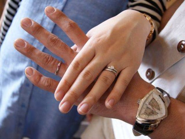 できあがったばかりの指輪を初めて2人で付けた時の1枚です。