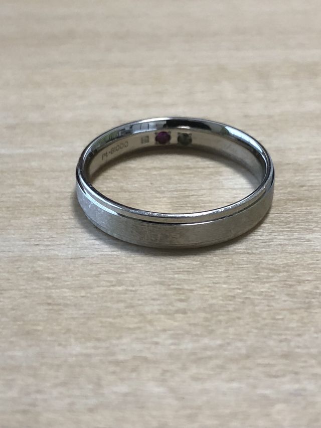 メーカーはPtau 内側に二人の誕生石を入れてもらいました。