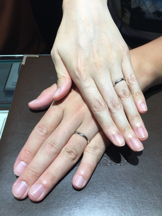 ストレートデザインタイプ。ダイヤが5粒入り高級感あり。