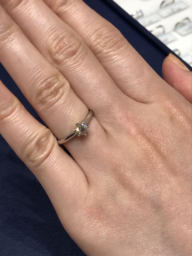 1石タイプで見ました。ダイヤは0.3カラットの大きさです。