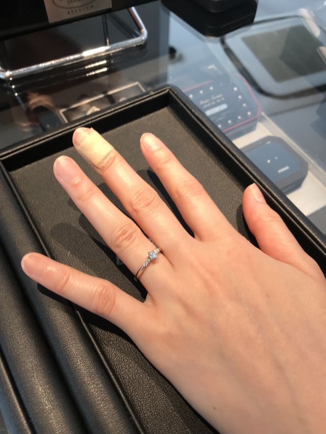 両端にもダイヤをのせたタイプです。