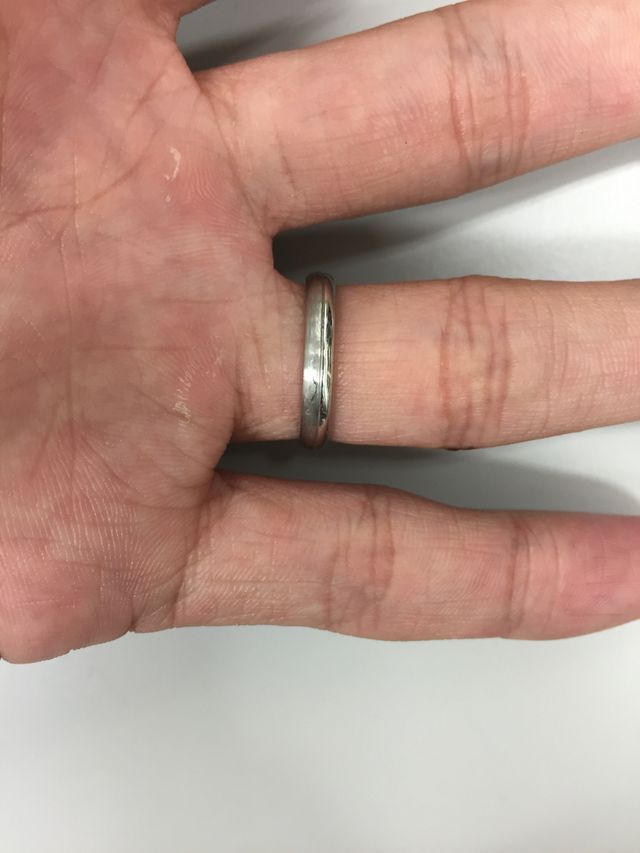 指輪の左半分にマット加工が施されています。