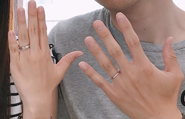 婚約指輪と一緒に買ったので重ね付けです♡