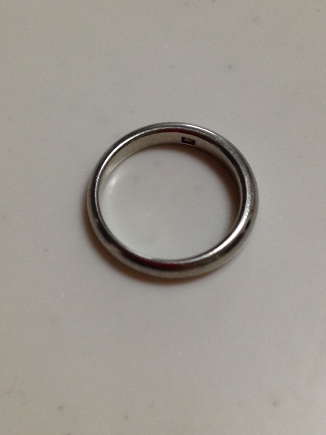 飾りは無く、丸みがかった太めのデザインです。