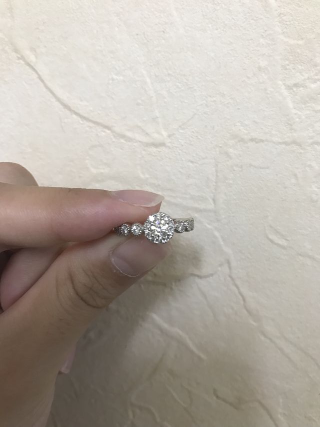 センターのダイヤの周りと両脇にメレダイヤが付いています