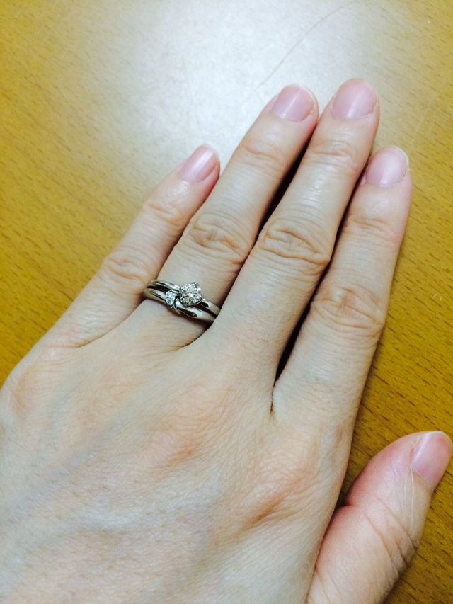 重ねても綺麗♪上が婚約、下が結婚指輪です。
