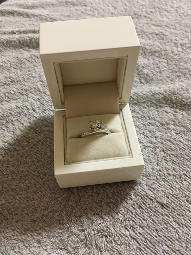 運命の花いうデザインのリング。雪椿というモチーフだそうです。