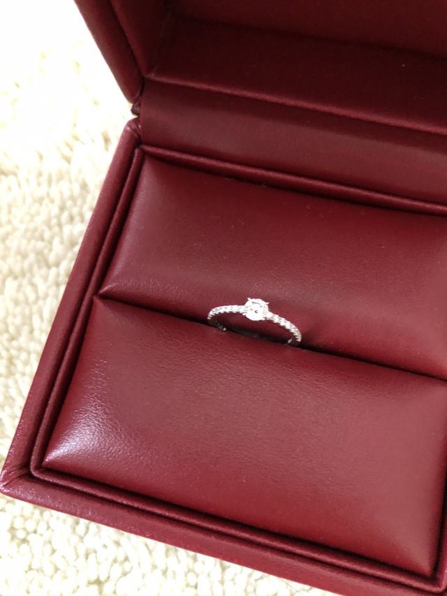 真ん中に0.3カラット、両側に小さなダイヤが付いています。