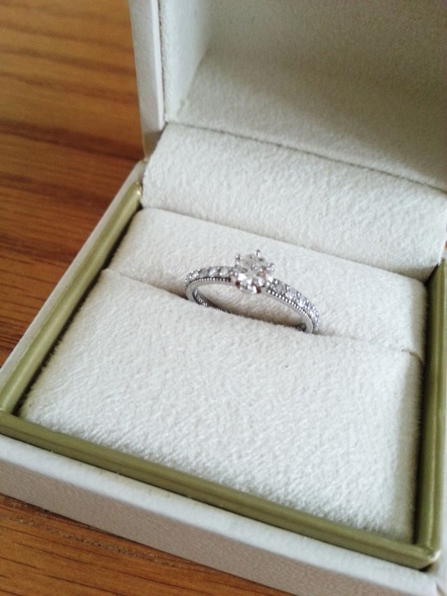 センターに大きめのダイヤ、両脇に小さいダイヤのデザイン