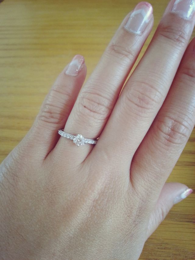 指が綺麗に見えるよう細めのもので尚且つ存在感のあるもの