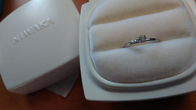 結婚指輪とセットで陶器のリングケースに入れていただけます