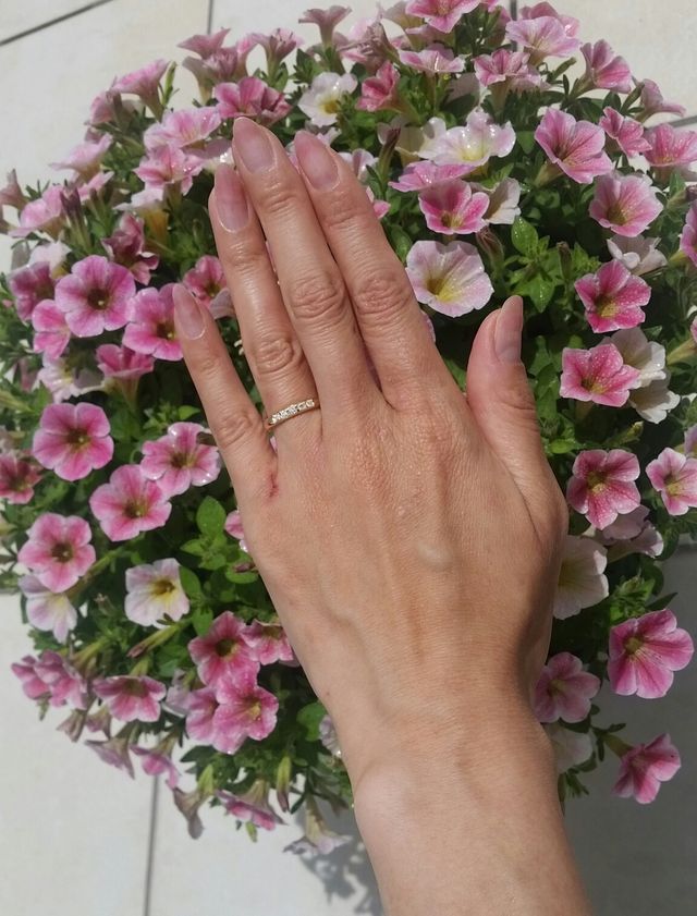 屋外（太陽光）での撮影、イエローゴールドです