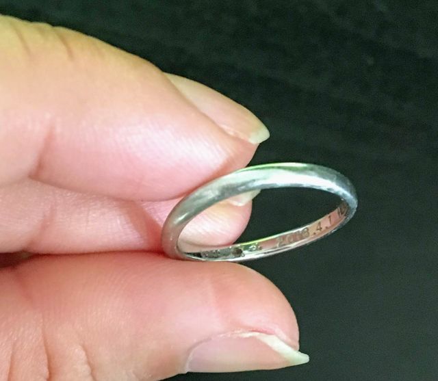 内側に日付とイニシャル、誕生石が入ってます