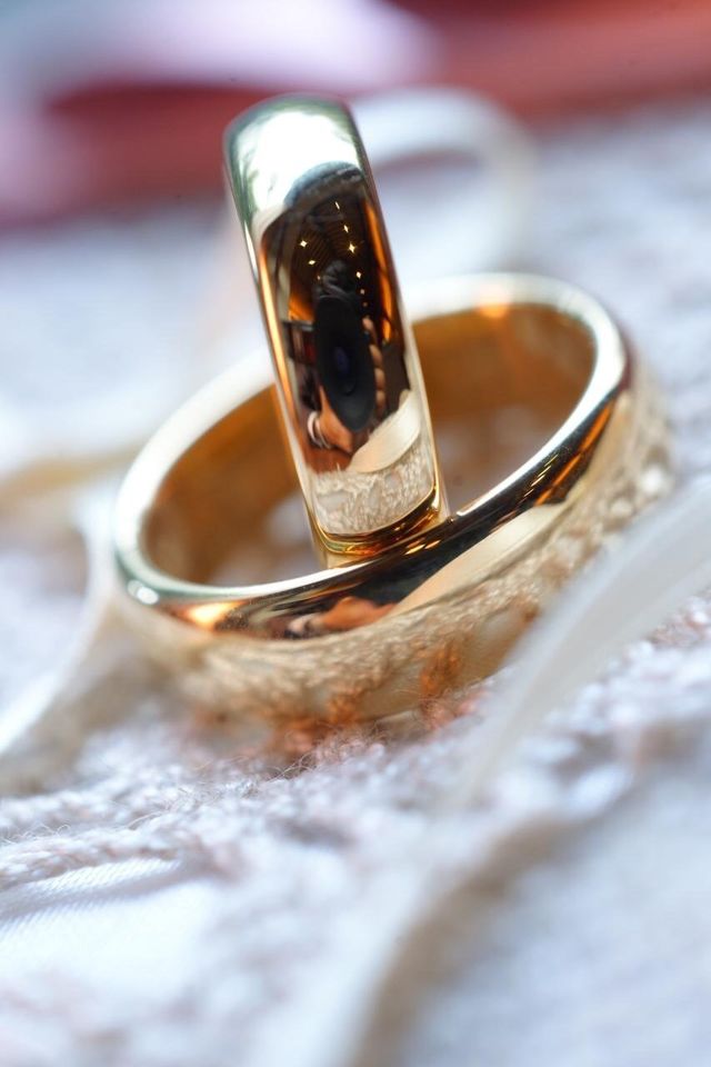 夫の指輪が下で私の指輪が上になっています。