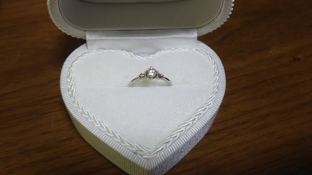 シンプルなリングの両側にかわいいピンクダイヤが付いてます✨