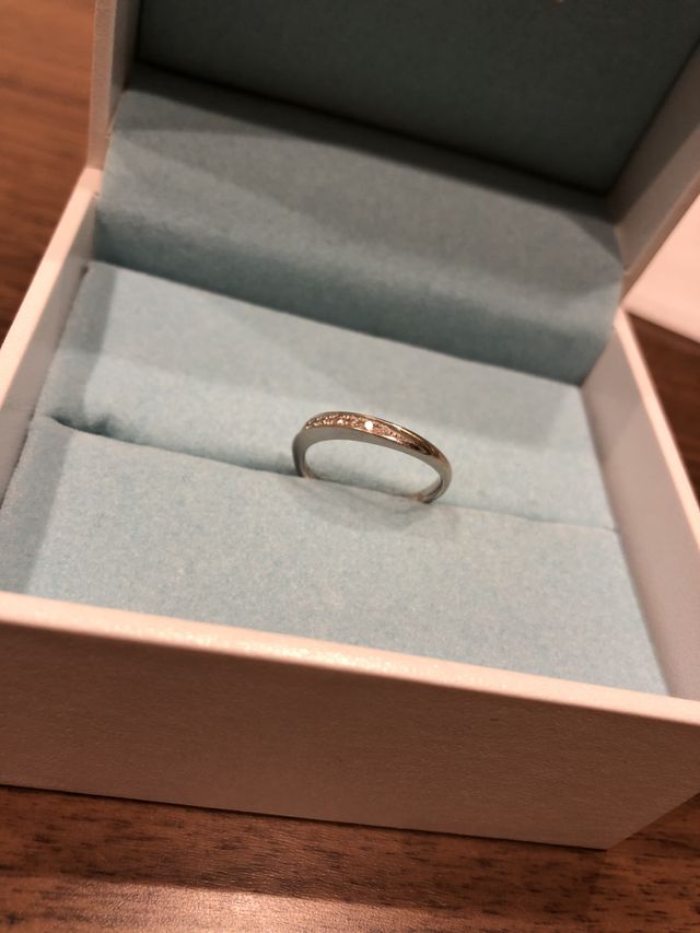 形は少しウェーブがかかっています。