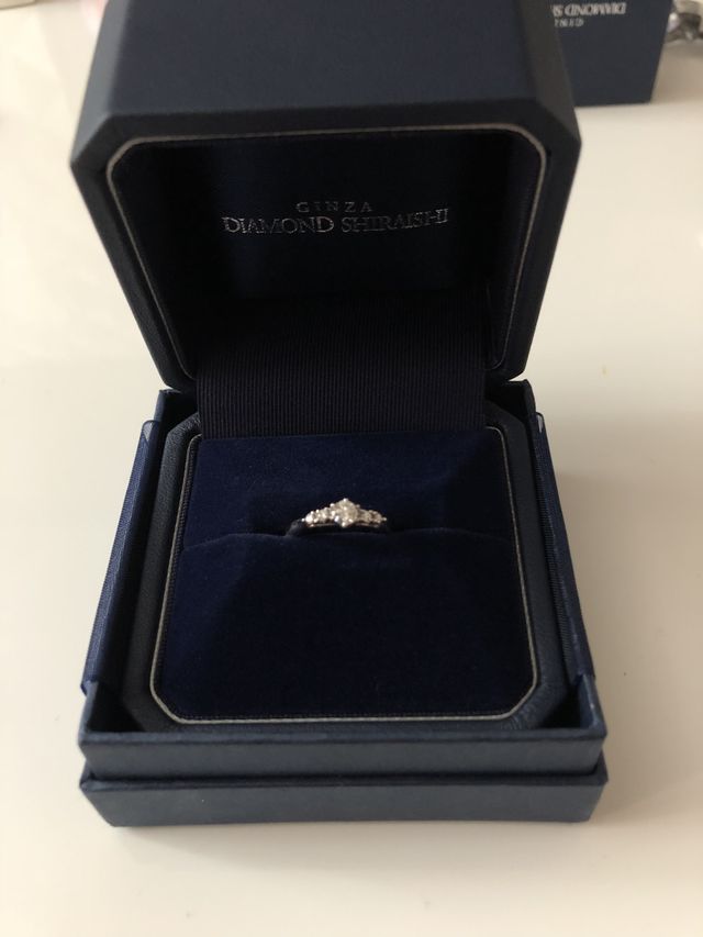 中央のダイヤモンドがとても綺麗です