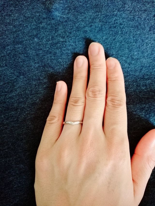 指がきれいに見えるので、V字にしました