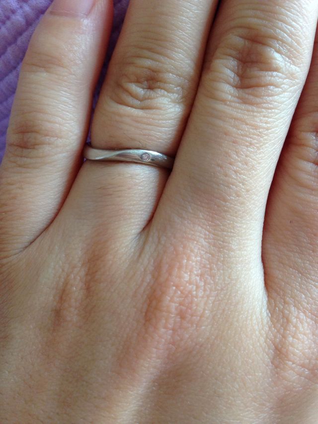 ピンクダイヤが入っているシンプルな指輪です