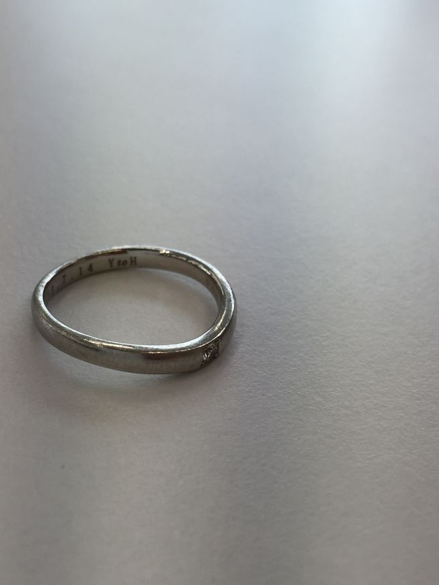 ジルコニアがひとつついたやわらかいV字のリングです。