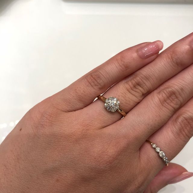 ロゼットの太陽です。お花の様に見えたので試着してみました