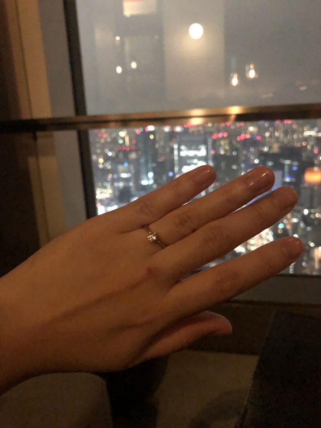 リングのデザインがシンプルなのでダイヤが映えます。